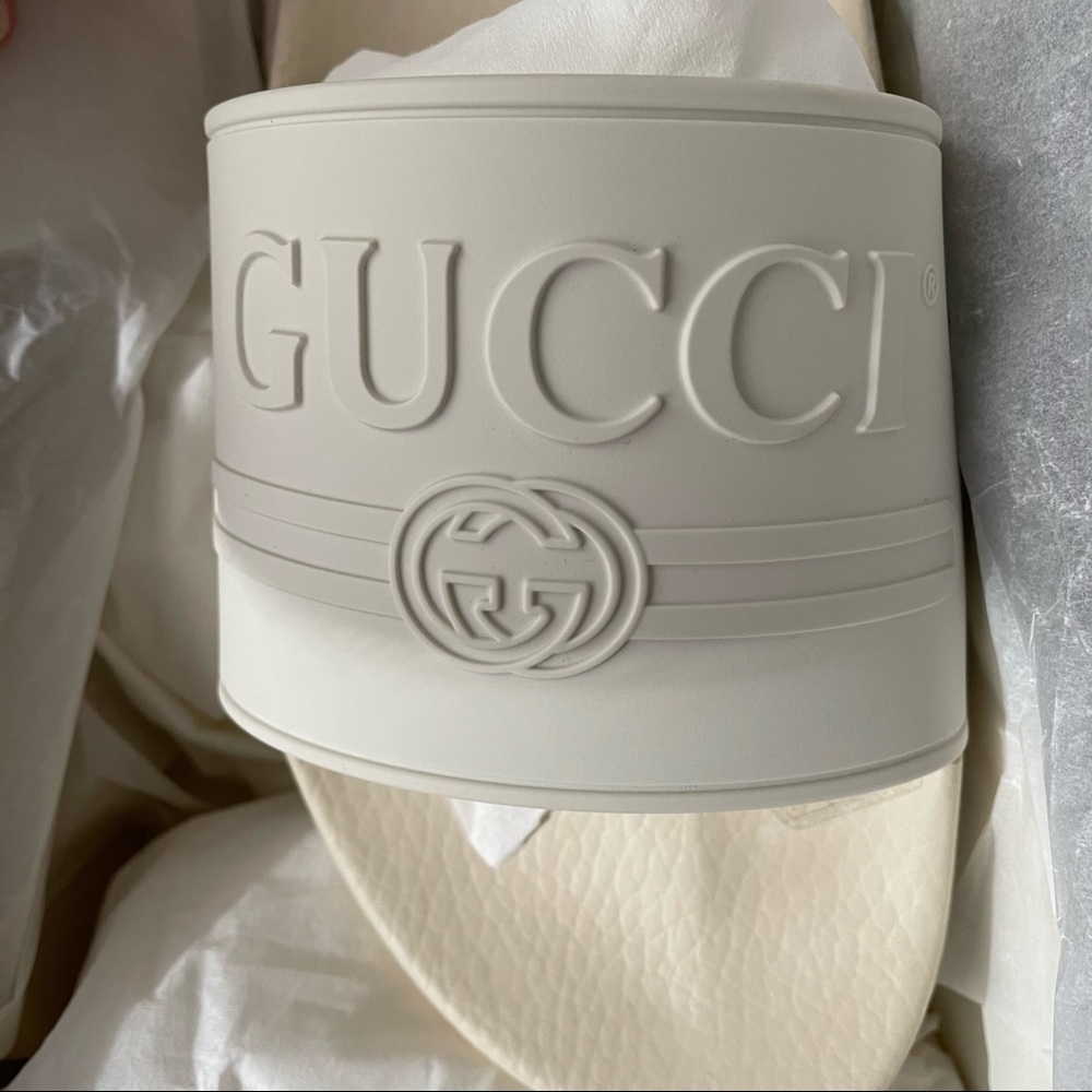 Gucci Men’s Logo Rubber Slide Sandal in Ivory - Picture 3 of 9